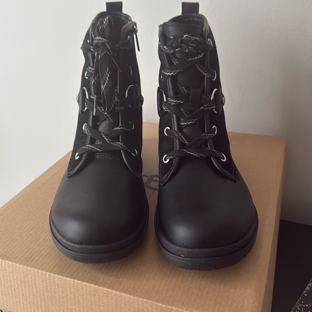 Ugg Hapsburg Hiker, women’s size 8, brand new